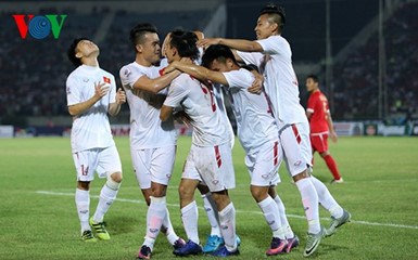 Đội tuyển bóng đá nam Việt Nam thắng trận đầu tiên tại AFF Suzuki Cup 2016 (Thời sự đêm 20/11/2016)