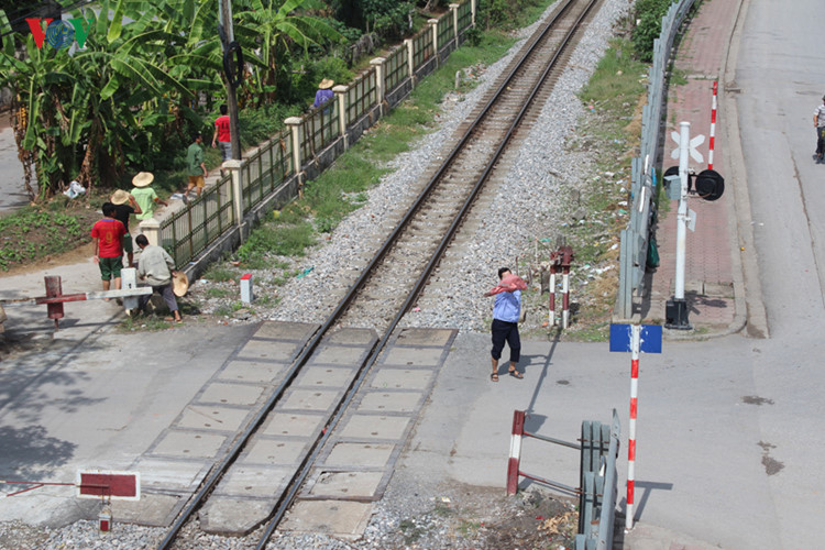 An toàn giao thông đường sắt: Hiểm họa tai nạn từ đường ngang dân sinh (21/11/2016)