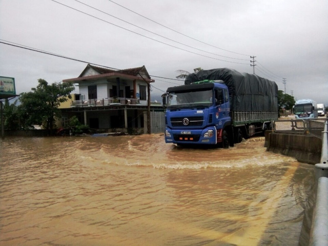 Mưa lũ tại các tỉnh miền Trung đã làm 9 người mất tích và bị thương (Thời sự trưa 02/11/2016)