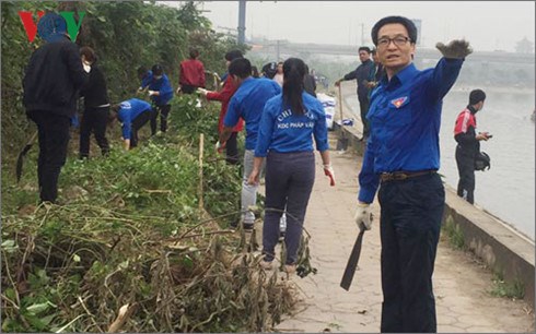 Phó Thủ tướng Vũ Đức Đam cùng 500 đoàn viên, thanh niên đã thu dọn cành cây, rác thải làm sạch môi trường khu vực hồ Linh Đàm, Hà Nội (Thời sự chiều 13/11/2016)