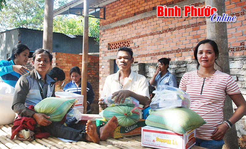 Ấm lòng người nghèo nơi biên giới (3/11/2016)