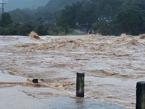 Đến nay, mưa lũ tại các tỉnh miền Trung đã làm 10 người chết, thiệt hại hàng nghìn héc ta lúa và hoa màu (Thời sự trưa 04/12/2016)