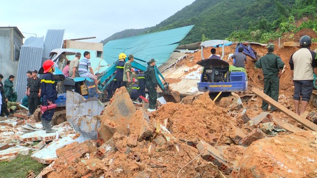 Sạt lở vùi lấp nhiều căn nhà tại xã Phước Đồng, thành phố Nha Trang tỉnh Khánh Hòa, ít nhất 2 người thiệt mạng và hai người vẫn đang còn mất tích (Thời sự trưa 20/12/2016)