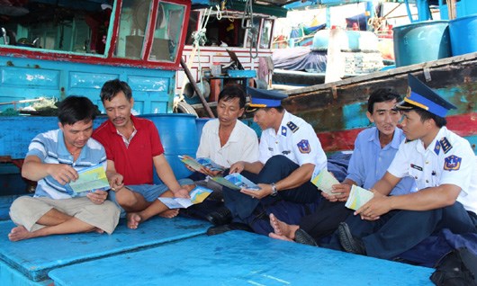Bộ Tư lệnh vùng Cảnh sát biển 3 tăng cường tuyên truyền phổ biến pháp luật cho ngư dân (2/12/2016)