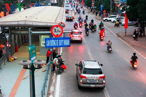 Từ ngày 1/1/2017 sẽ chính thức đưa tuyến xe buýt nhanh BRT Kim Mã - Yên Nghĩa vào hoạt động, đồng thời miễn phí vé cho hành khách sử dụng trong thời gian một tháng (Thời sự đêm 19/12/2016)