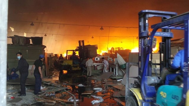 Xảy ra cháy lớn tại cụm công nghiệp Ngọc Hồi, huyện Thanh Trì, Hà Nội (Thời sự trưa 2/12/2016)