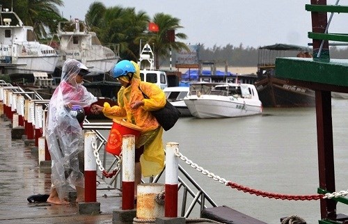 Giông lốc kèm sóng to, biển động mạnh, khiến hơn 1 nghìn du khách bị mắc kẹt trên đảo Cù Lao Chàm không thể trở về đất liền (Thời sự đêm 18/4/2016)