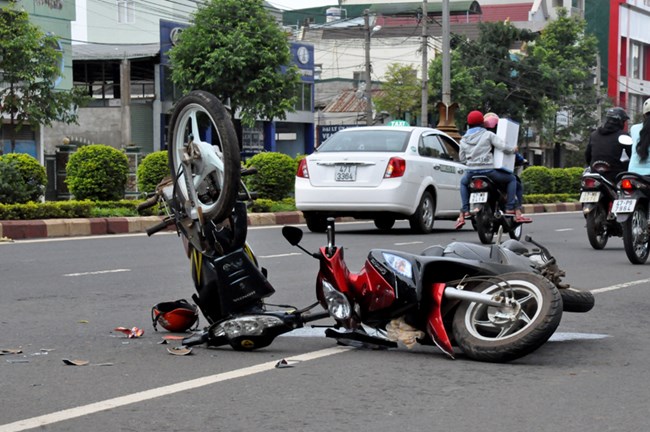 Phiên tòa xét xử vi phạm quy định về điều khiển giao thông đường bộ: Một phút bất cẩn - Ân hận cả đời. (29/4/2016)