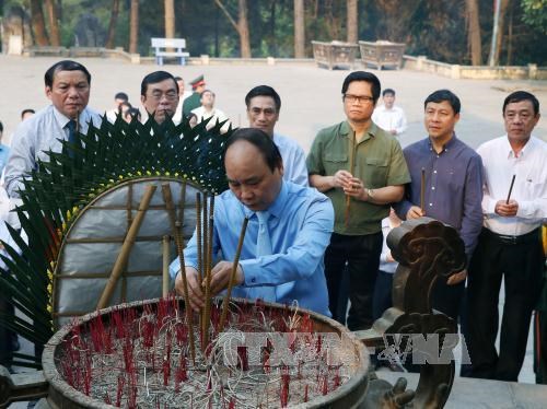 Thủ tướng Chính phủ Nguyễn Xuân Phúc dâng hương tưởng nhớ các anh hùng liệt sỹ tại Nghĩa trang Quốc gia Trường Sơn (Thời sự trưa 17/4/2016)