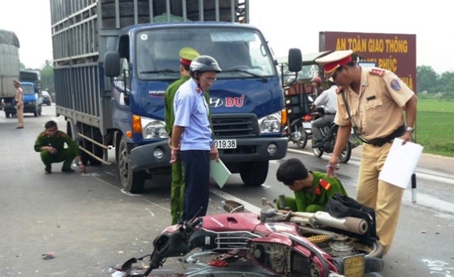 Trong 3 ngày nghỉ lễ đã có 74 người tử vong vì tai nạn giao thông, riêng hôm qua có tới 41 người bị thiệt mạng. ( Thời sự trưa 3/5/2016)