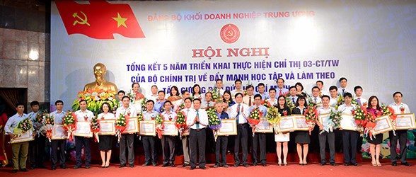 Kỷ niệm 126 năm ngày sinh Chủ tịch Hồ Chí Minh, nhiều tỉnh, thành phố, bộ ngành tổ chức biểu dương các tấm gương học tập và làm theo tấm gương đạo đức Hồ Chí Minh (Thời sự sáng 19/5/2016)