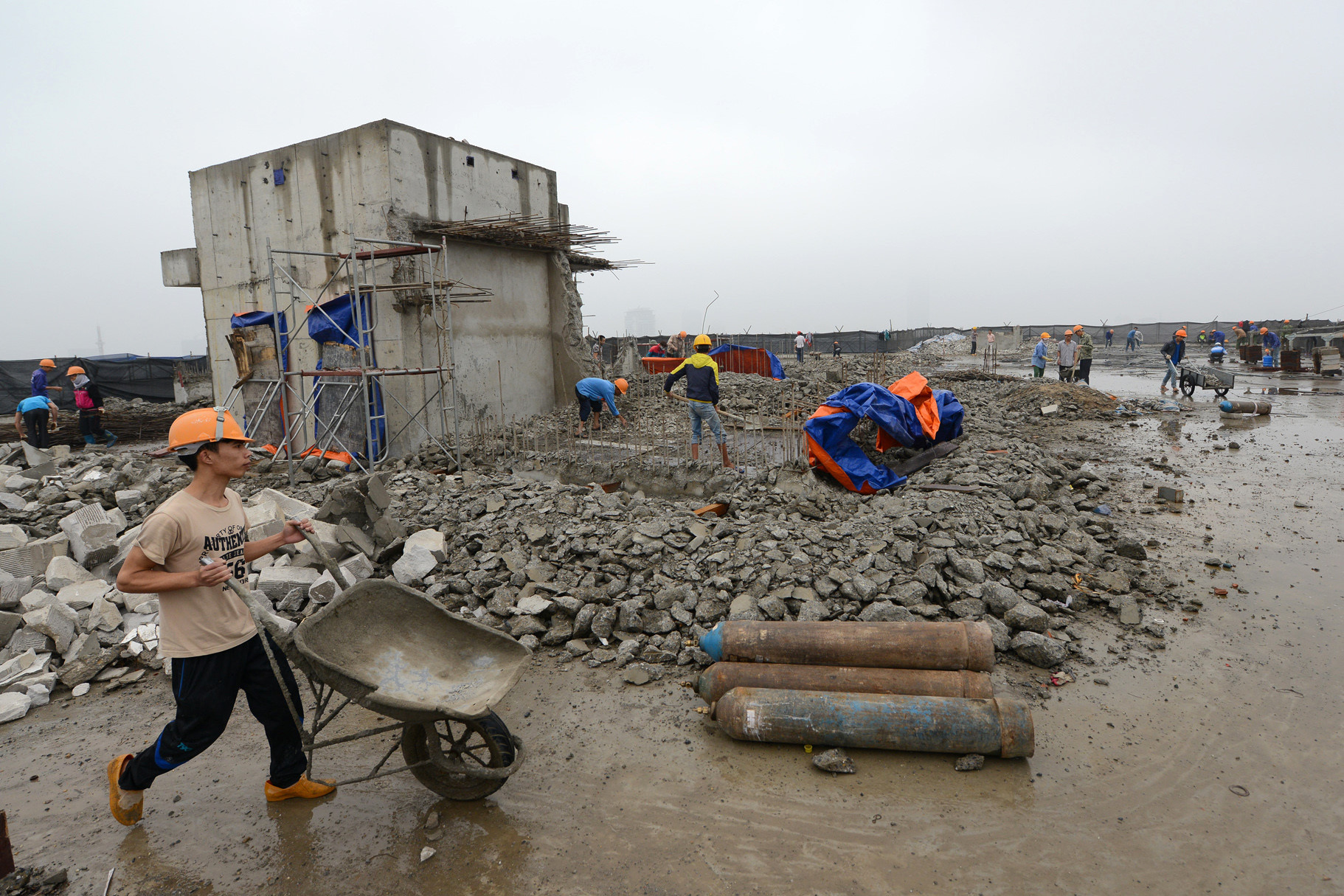 Thanh tra Sở Xây dựng Hà Nội xác nhận có người xuất hiện cản trở phá dỡ công trình 8B Lê Trực, quận Ba Đình. (Thời sự sáng 13/5/2016)