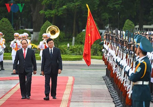 Thủ tướng Nguyễn Xuân Phúc đón và hội đàm với Thủ tướng Chính phủ Cộng hòa Dân chủ Nhân dân Lào Thongloun Sisoulith (Thời sự chiều 15/5/2016)