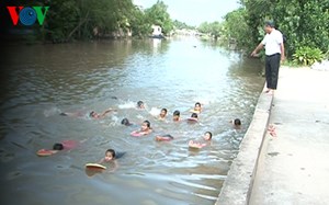 Dạy bơi cho trẻ em từ độ tuổi thiếu niên trong các trường học: Cần thực hiện một cách đồng bộ và bài bản (6/6/2016)