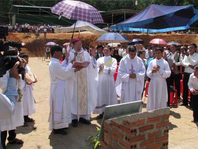 Lễ đặt viên đá đầu tiên xây dựng nhà thờ Công giáo Đăk Jăc, Giáo phận Kontum (9/6/2016)