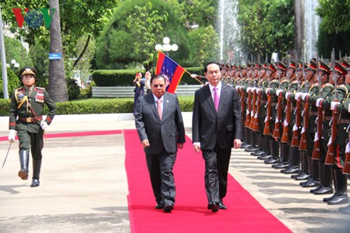 Chủ tịch nước Trần Đại Quang và Phu nhân cùng đoàn cấp cao nước ta đã tới Thủ đô Viêng Chăn bắt đầu chuyến thăm cấp Nhà nước Cộng hòa Dân chủ Nhân dân Lào (Thời sự trưa 12/6/2016) 