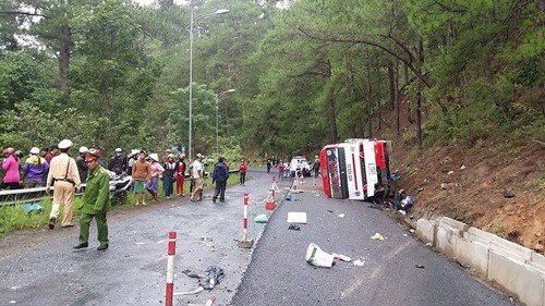 Tai nạn thảm khốc trên đèo Prenn, Đà Lạt làm ít nhất 7 người tử nạn và nhiều người khác bị thương (Thời sự chiều 19/6/2016)