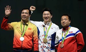 Xạ thủ Hoàng Xuân Vinh tiếp tục làm nên kỳ tích cho đoàn thể thao Việt Nam tại Olympic Rio 2016 khi đoạt thêm huy chương bạc nội dung 50m súng ngắn tự chọn nam diễn ra đêm qua (11/8/2016)