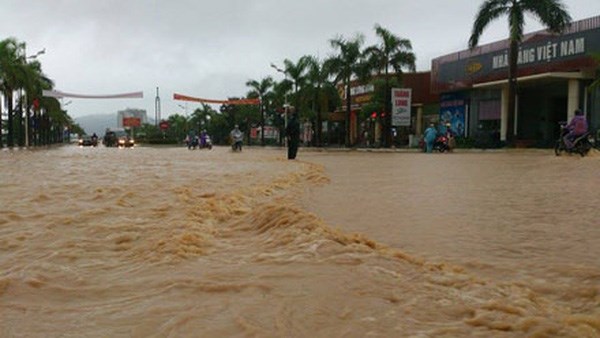 Mưa giông xảy ra khắp các tỉnh Bắc Bộ và Bắc Trung Bộ, đã có 2 người thiệt mạng do mưa lũ tại Điện Biên (Thời sự sáng 14/8/2016)