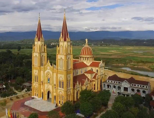 Thịnh Lạc: Nhà thờ đẹp nhất giáo phận Vinh (9/8/2016)