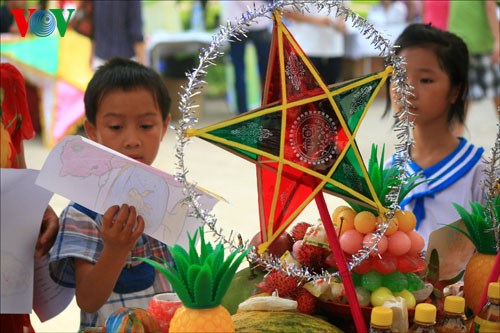 Chăm lo tinh thần cho con trẻ thế nào khi cha mẹ hiện đại ngày càng ít thời gian thực sự ở bên con (15/9/2016)