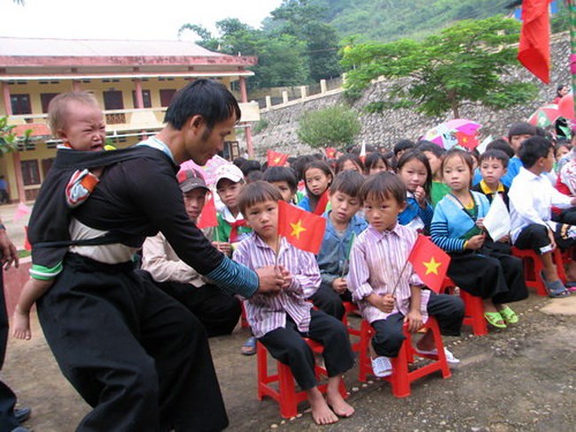 Cảm nhận niềm vui chào đón năm học mới của các học sinh tại các buôn làng, những nơi đặc biệt khó khăn (5/9/2016)