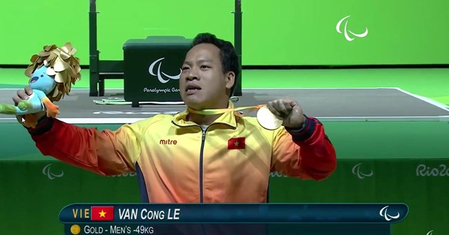 Vận động viên cử tạ Lê Văn Công đã phá kỷ lục Paralympic đồng thời phá luôn kỷ lục thế giới, giành Huy chương vàng đầu tiên trong lịch sử Thể thao Việt Nam tại các kỳ Olympic dành cho người khuyết tật (Thời sự sáng 9/9/2016)