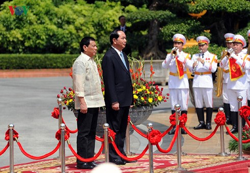 Chủ tịch nước Trần Đại Quang chủ trì lễ đón Tổng thống Philippines RodrigoDuterte thăm chính thức Việt Nam (Thời sự trưa 29/9/2016)