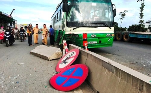 Ngày đầu tiên năm 2017, toàn quốc xảy ra 34 vụ tai nạn giao thông, làm chết 33 người  (Thời sự đêm 01/01/2017) 