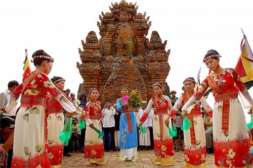 Chức sắc tôn giáo làm nên mùa xuân ở các làng dân tộc Chăm (19/01/2017)