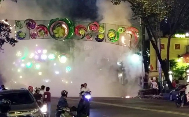 Cháy dàn đèn trang trí ở trung tâm thành phố Hồ Chí Minh dấy lên nỗi lo về nguy cơ mất an toàn từ các đồ trang trí trên tuyến phố các thành phố lớn trong dịp Tết (Thời sự trưa 16/1/2017)