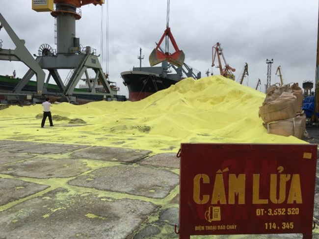 Tại cảng Hoàng Diệu – Thành phố Hải Phòng đang tồn đọng khoảng hơn 3 vạn tấn lưu huỳnh dạng hạt, gây nguy cơ cháy nổ và ô nhiễm môi trường (Thời sự chiều 16/10/2017)