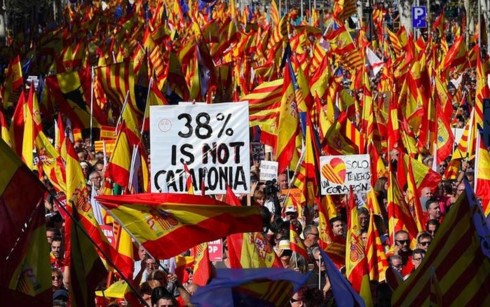 Hàng trăm nghìn người dân vừa đổ xuống đường ở thành phố Barcelona, thủ phủ vùng Catalonia, tuần hành phản đối việc vùng này đơn phương tuyên bố độc lập (Thời sự sáng 30/10/2017)