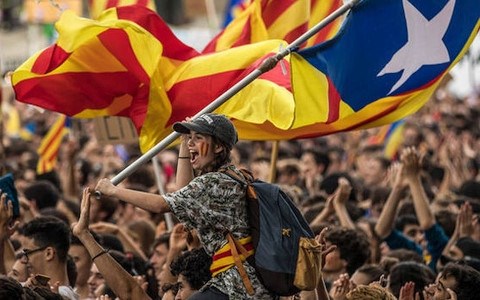 Dấu hiệu “xuống thang” trong vấn đề ly khai của vùng Catalonia (9/10/2017)