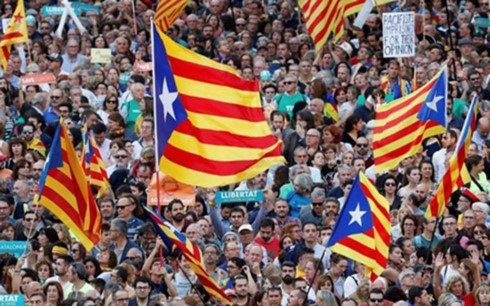 Cơ quan lập pháp Catalonia vừa bỏ phiếu ủng hộ độc lập cho vùng đất này (Thời sự đêm 27/10/2017)