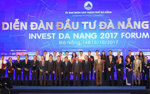 Thủ tướng Nguyễn Xuân Phúc dự Diễn đàn Đầu tư Đà Nẵng 2017. Ngay tại Diễn đàn, các nhà đầu tư đã cam kết hoặc nghiên cứu đầu tư các dự án với số vốn lên đến gần 1 tỷ USD (Thời sự chiều 15/10/2017)