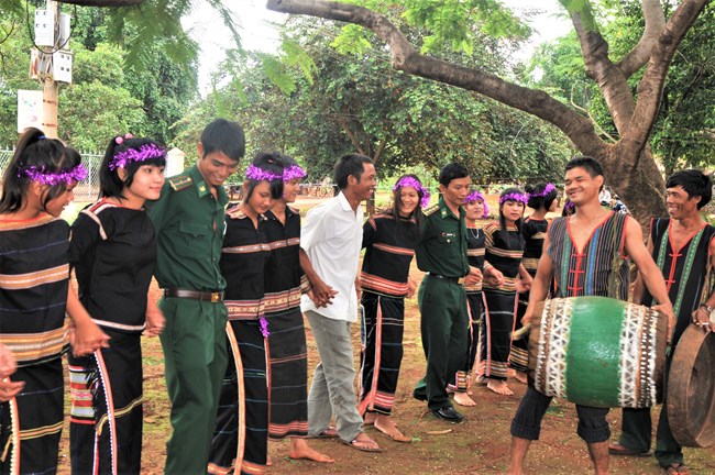 Xây dựng tình đoàn kết quân dân trên biên giới Tây Nguyên (30/11/2017)