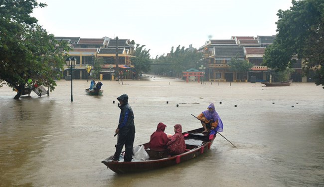 Ngập lụt nghiêm trọng vẫn diễn ra từ Thừa Thiên Huế đến Quảng Ngãi   (Thời sự chiều 07/11/2017)