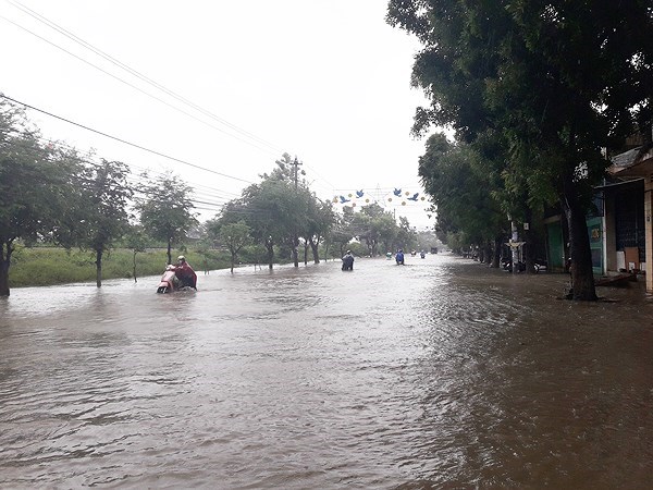 Mưa lớn, một số hồ thủy điện xả lũ làm nước sông dâng cao tại các tỉnh Nam Trung Bộ  (Thời sự trưa 26/11/2017)