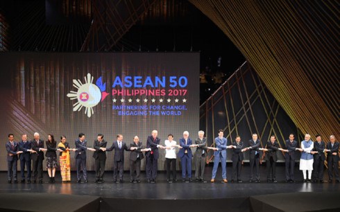 Thủ tướng Chính phủ Nguyễn Xuân Phúc tham dự Hội nghị Cấp cao Kỷ niệm 40 năm quan hệ đối thoại ASEAN - Hoa Kỳ, các Hội nghị Cấp cao ASEAN+1 với Trung Quốc, Hàn Quốc và Nhật Bản (Thời sự đêm 13/11/2017)