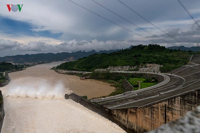 Bộ Nông nghiệp và Phát triển Nông thôn thống nhất với Tập đoàn Điện lực Việt Nam 3 đợt điều tiết các hồ chứa nước thủy điện: Sơn La, Hòa Bình, Thác Bà và Tuyên Quang, phục vụ lấy nước gieo cấy lúa vụ Đông xuân 2017-2018 (Thời sự trưa 26/12/2017)