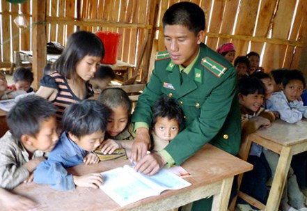 Lớp học nơi biên giới của những thầy giáo mang quân hàm xanh (9/12/2017)