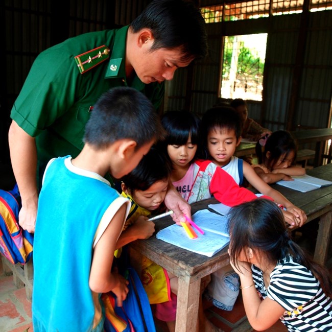 Tấm gương thượng úy Trần Bình Phục - người lính biên phòng đầy tâm huyết với sự nghiệp trồng người nơi đảo xa  (22/12/2017)