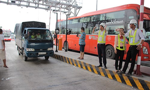 Trạm thu phí BOT Cai Lậy, tỉnh Tiền Giang lại tạm thời ngưng  (Thời sự trưa 01/12/2017)