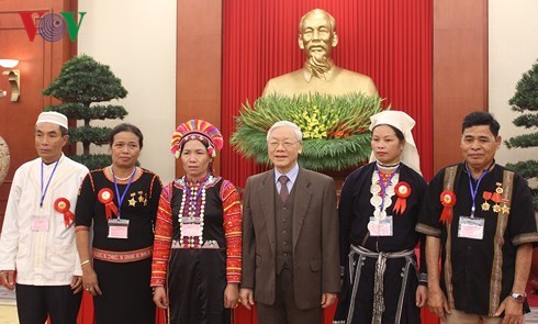 Tổng Bí thư Nguyễn Phú Trọng gặp mặt đại biểu dự Lễ tuyên dương người có uy tín, nhân sĩ trí thức, doanh nhân dân tộc thiểu số tiêu biểu toàn quốc năm nay (Thời sự chiều 18/12/2017)