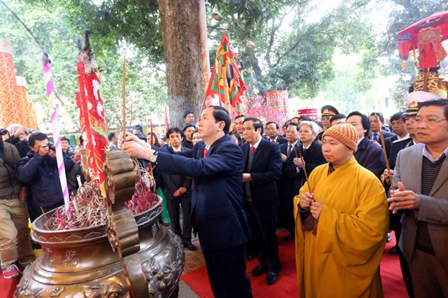 Chủ tịch nước Trần Đại Quang dự lễ dâng hương tại Khu di tích Hoàng thành Thăng Long (Thời sự trưa 05/02/2017)