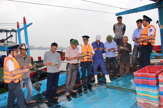 Những người lính làm việc không ngày nghỉ để mang lại cuộc sống bình yên cho nhân dân và Tổ quốc (03/02/2017)