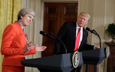 Thủ tướng Anh Theresa May khẳng định vẫn giữ lời mời ông Trump tới Anh bất chấp có hơn 1,5 triệu người ký vào lá đơn kiến nghị hủy bỏ chuyến thăm này (1/2/2017)
