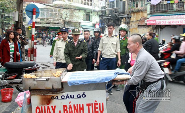 Hà Nội “đòi lại vỉa hè” cho người đi bộ: “Nền kinh tế vỉa hè” - nguồn sống của một bộ phận không nhỏ người dân Thủ đô có bị ảnh hưởng? (1/3/2017)