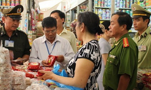 Tại Hội thảo đánh giá việc thực hiện chính sách, pháp luật về An toàn vệ sinh thực phẩm giai đoạn 2011- 2016, nhiều đại biểu đề nghị, phải thanh tra cả đội ngũ đi thanh tra an toàn thực phẩm (Thời sự đêm 6/3/2017)